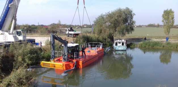 O dragă specială şi două barje din Olanda, cumpărate pentru curăţarea canalului Bega