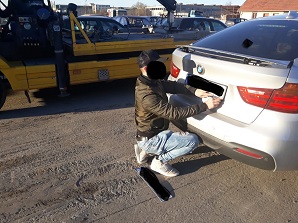 Conducătorul unui BMW parcat neregulamentar pe o stradă din Timișoara a crezut că scapă de sancțiune dacă își dă jos numerele de înmatriculare, s-a ales cu amenda maximă și cu mașina ridicată
