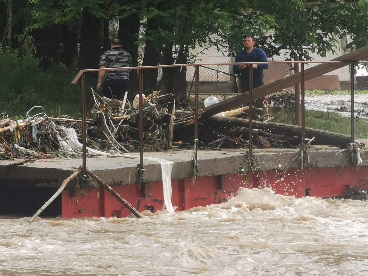Case distruse, oameni evacuați și zeci de gospodării inundate în Caraș-Severin FOTO+VIDEO în exclusivitate