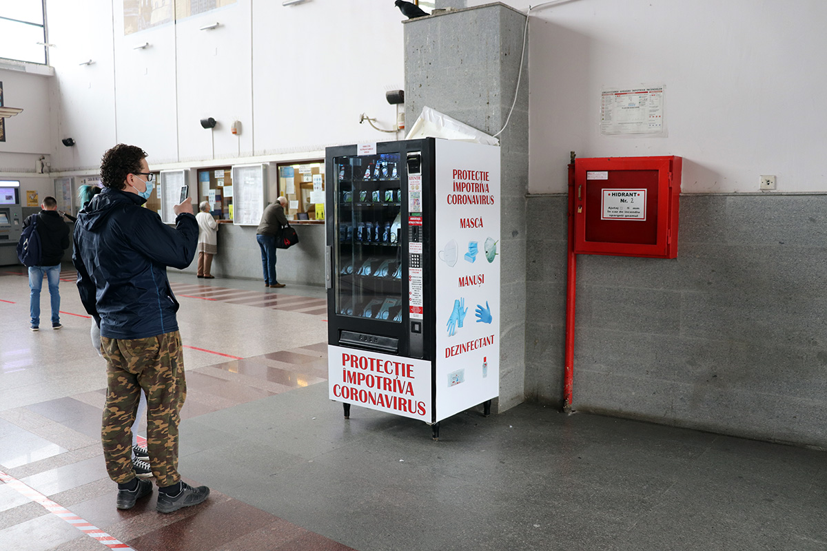 Cum arată automatul cu măşti de protecţie, dezinfectant și mănuși amplasat în Gara de Nord din Timişoara