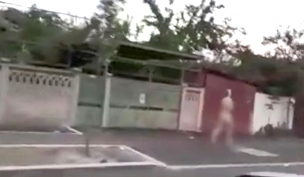 Bărbat dezbrăcat, fugărit după ce a fost prins în flagrant de soțul înșelat VIDEO