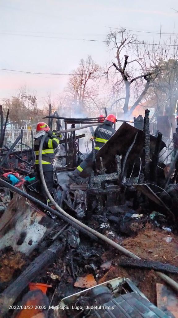 FOTO: Incendiu puternic la o casă din Lugoj. Bătrân de 79 de ani, carbonizat