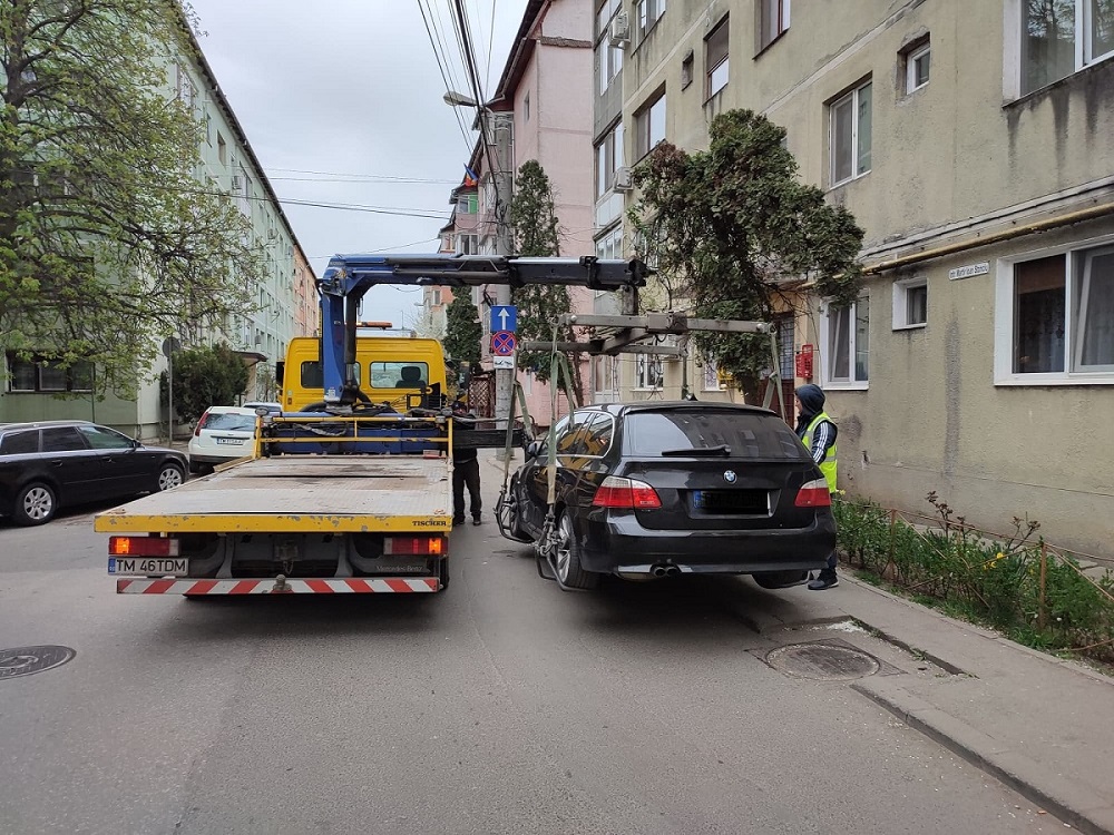 Atenție, se ridică din nou mașinile parcate neregulamentar în Timișoara. Peste 3500 de șoferi sancționați de polițiștii locali de la începutul anului