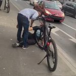Biciclistul care a bătut un şofer în plină stradă pentru că a parcat pe trotuar, audiat astăzi la sediul Secției 3 Timișoara biciclist_bataus-TM