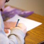 Primăria Timișoara alocă mai mulți bani pentru bursele școlare în 2023: 19 milioane de lei pentru elevi talentați și defavorizați elev_scrie