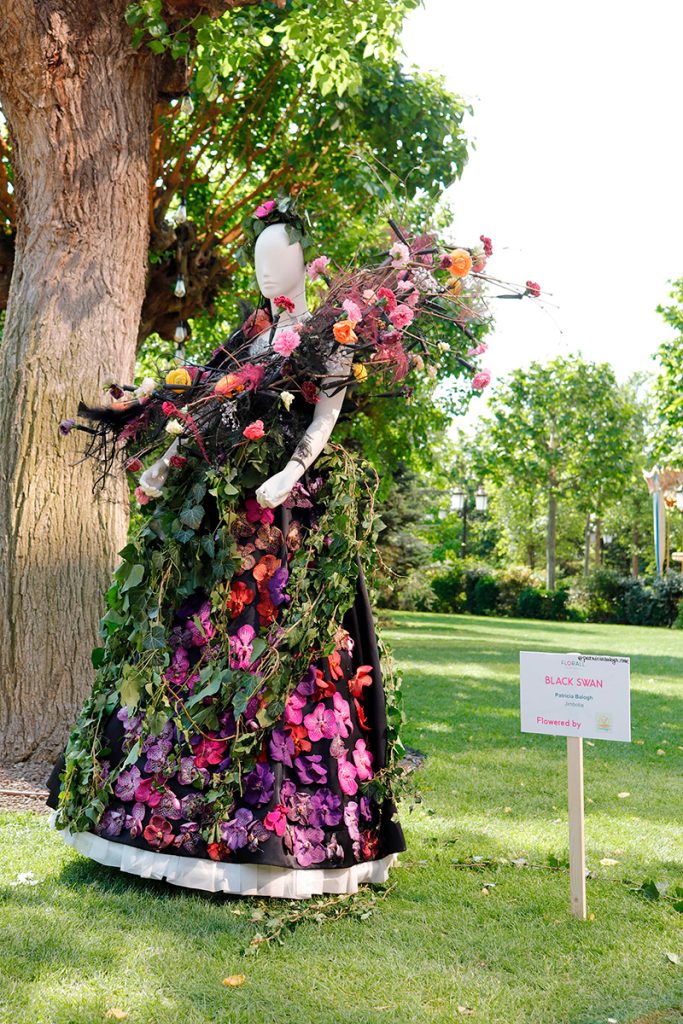Rochie făcută din flori la Festivalul Artei Florale de la Iulius Town Timișoara