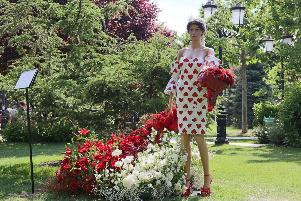 Rochie făcută din flori la Festivalul Artei Florale de la Iulius Town Timișoara