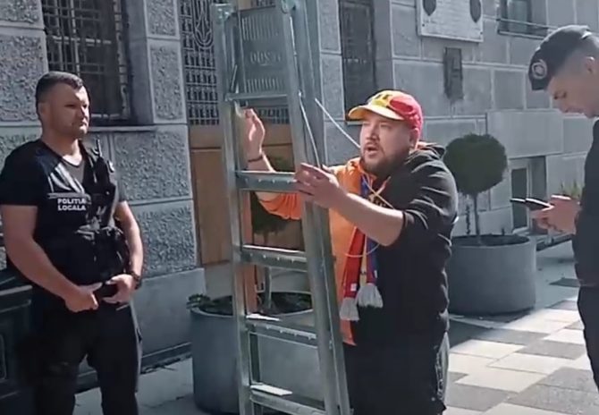Activist autoproclamat din Timișoara care încearcă să înlăture steagurile din fața primăriei