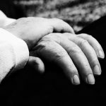 Raport final privind verificarea centrelor rezidențiale pentru persoane vârstnice, adulți cu dizabilități și copii din județul Timiș batrani_maini