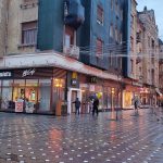 Bărbat din Timișoara obligat să plătească 2.000 de euro după ce a fost lovit în cap de o umbrelă de la McDonald's McDonalds_Victoriei