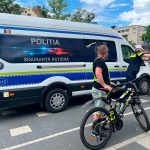 Polițiștii Rutieri din Timiș distribuie bicicliștilor veste reflectorizante pentru creșterea siguranței pe timp de noapte 1-veste_politie