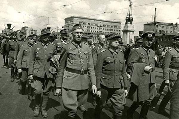 the-defeat-parade-of-german-pows-in-moscow