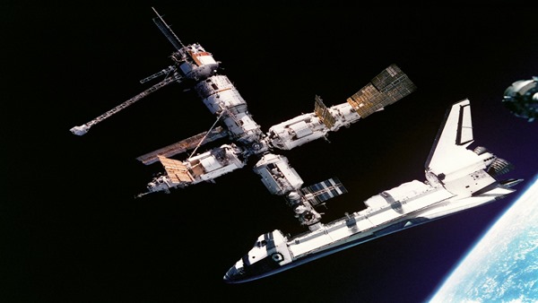 this-day-in-history-06-29-1995-shuttle-docks-with-mir