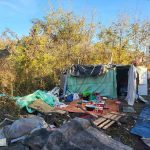 Acțiune a poliției locale pe strada Ion Ionescu de la Brad: colibe improvizate, deșeuri abandonate și autovehicule fără stăpân 1-cersetori_colibe