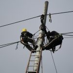 Tragedie în Silagiu: Un electrician de 55 de ani s-a electrocutat în timp ce repara o linie de curent electricieni_stalp