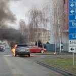 VIDEO | Mașină cuprinsă de flăcări pe strada Rapsodiei din Timișoara. Două persoane au ieșit la timp incendiu_masina_timisoara