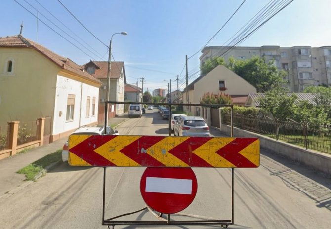 Semn de circulație și stradă din Timișoara cu trafic restricționat pentru lucrări